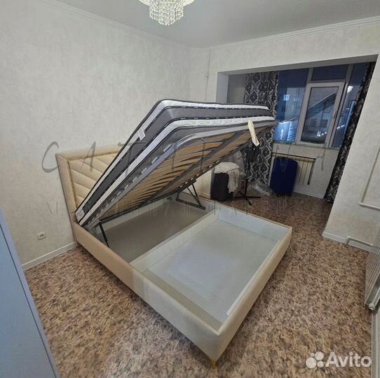 Кровать двуспальная с подъемным механизмом