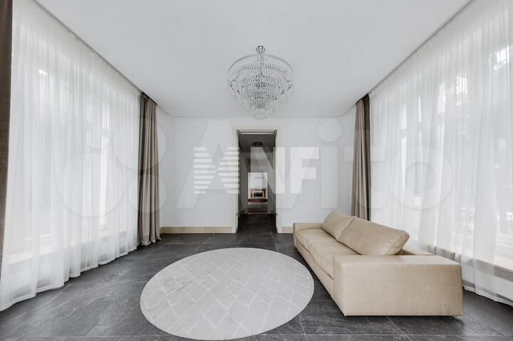 Дом 359,3 м² на участке 10,5 сот.