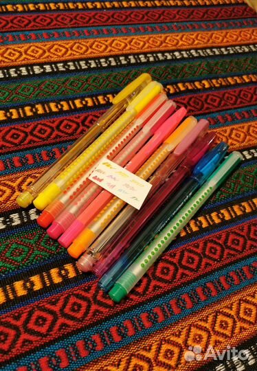 Шариковые и гелевые ручки цветные