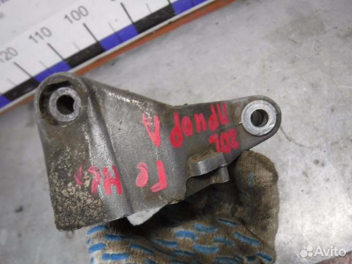 Кронштейн генератора Лада Приора 21126 2008