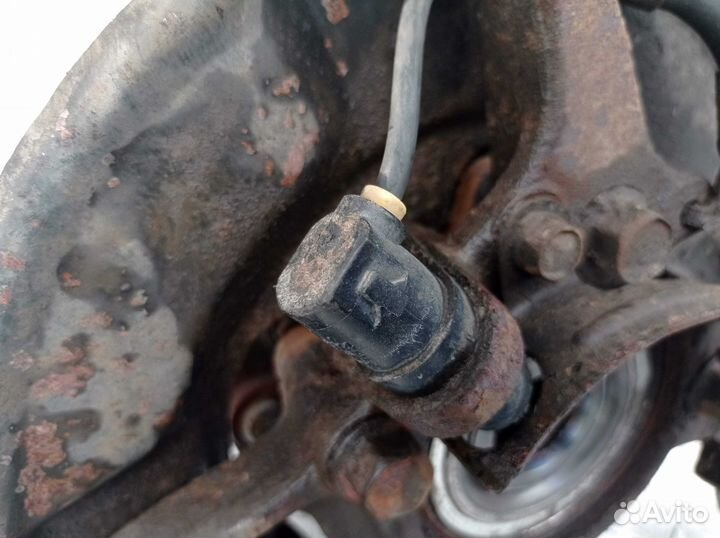 Кулак поворотный правый Mitsubishi L200 K4