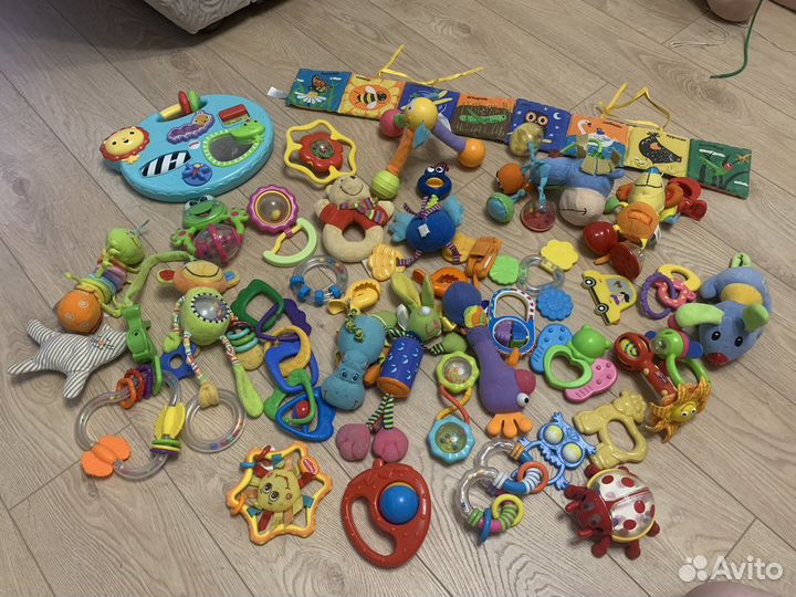 Пакет развивающих игрушек, погоемушек, грызунков