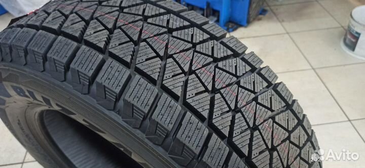 Bridgestone Blizzak DM-V2 225/60 R17 112