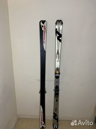 Горнолыжный комплект : лыжи и ботинки