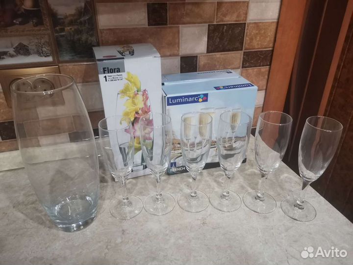 Бокалы и ваза для цветов