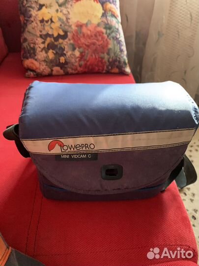 Пленочный фотоаппарат с сумкой для него