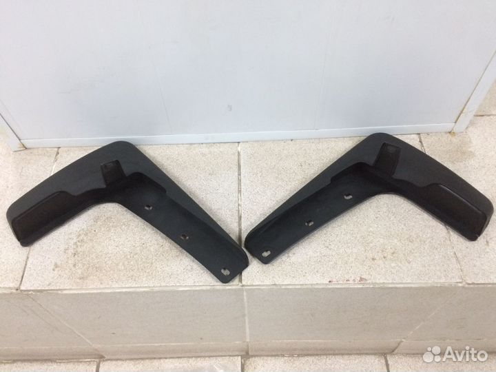 Брызговик передний Nissan