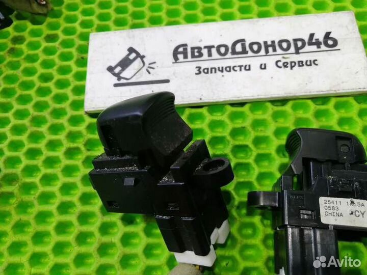 Кнопка заднего стеклоподъемника Nissan Juke F15