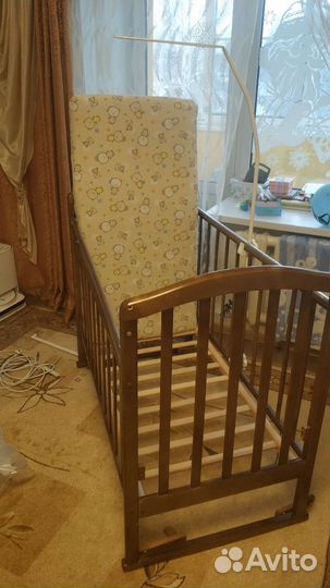 Детская кроватка с маятником