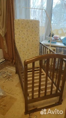 Детская кроватка с маятником