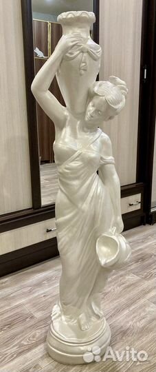 Статуэтка девушка с кувшином