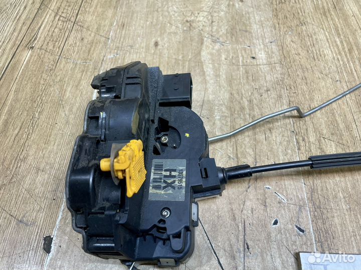 Замок двери передний правый Opel Insignia 08-17г