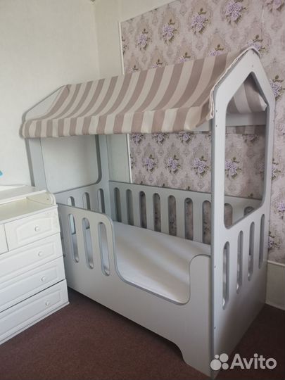 Детская кроватка домик