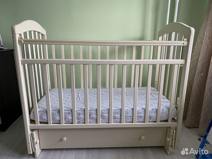 Детская кроватка с маятником