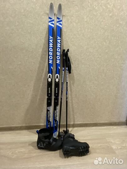 Беговые лыжи с ботинками и палками