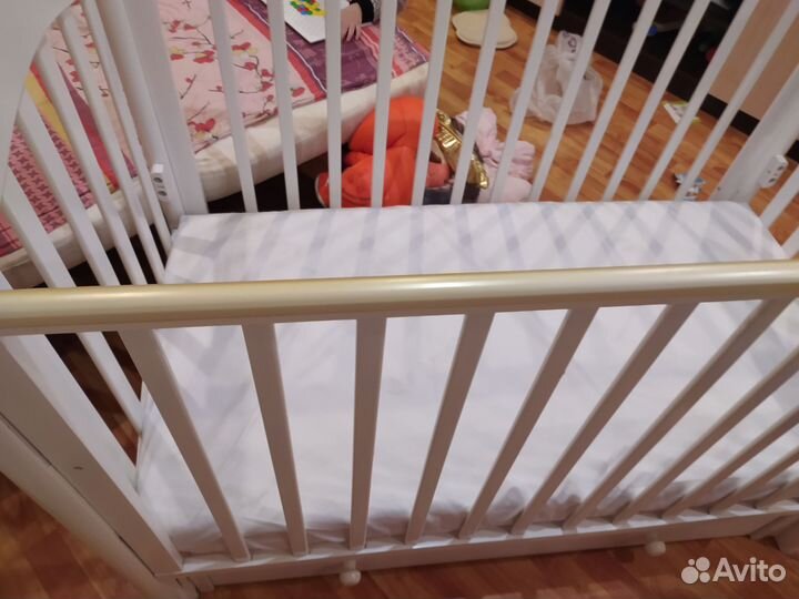 Детская кроватка с поперечным маятником