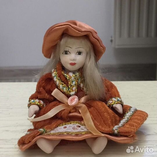 Кукла фарфоровая