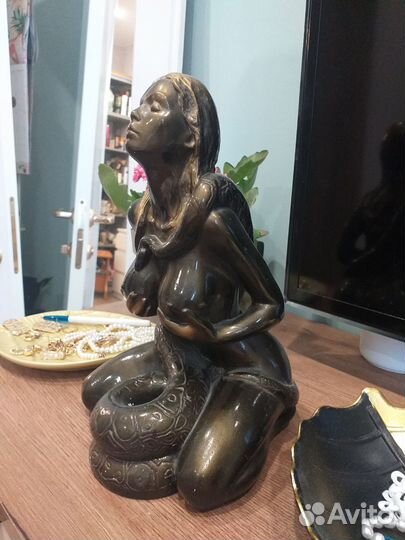 Статуэтка женщина со змеей