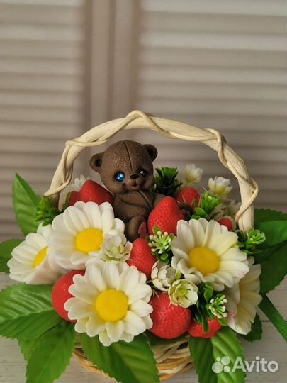 Букет из мыла,ромашки и клубника