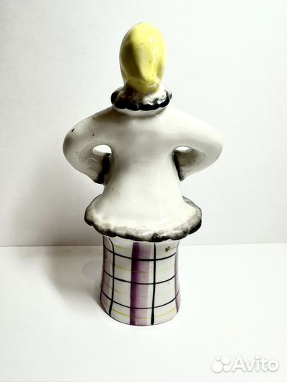 Девушка в зимнем пальто Гжель