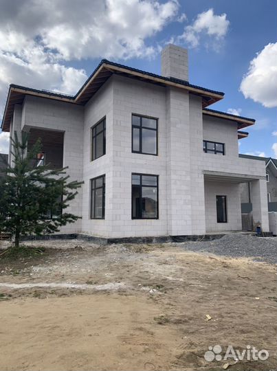 Кладка блоков. Каменщики