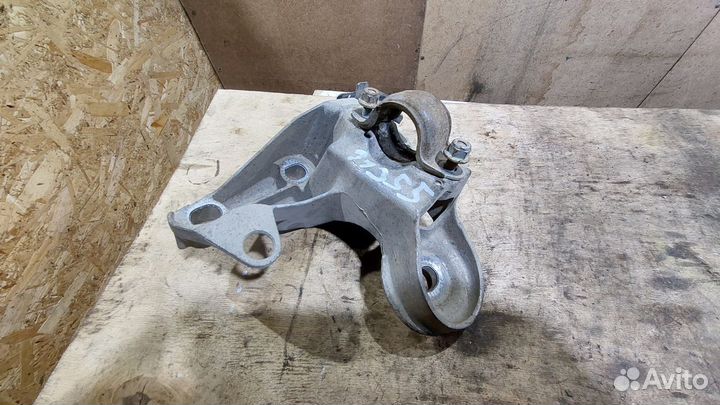 Опора двигателя правая 1.6 Passat B5