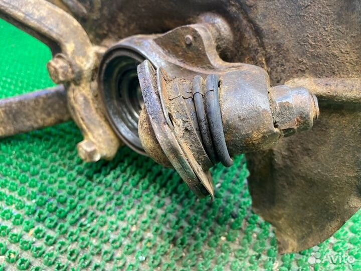 Кулак поворотный передний правый Лада Нива 2004