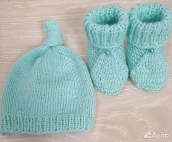 Пинетки и шапочка вязаные