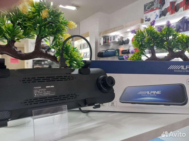 Видеорегистратор-зеркало Alpine DRM-M10