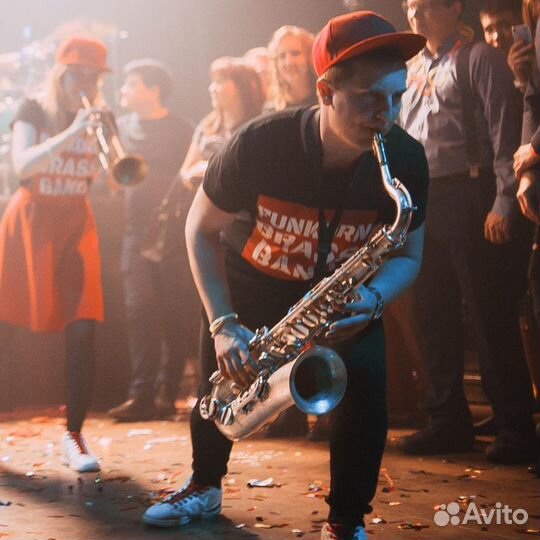 Поющий ведущий и саксофонист DJ