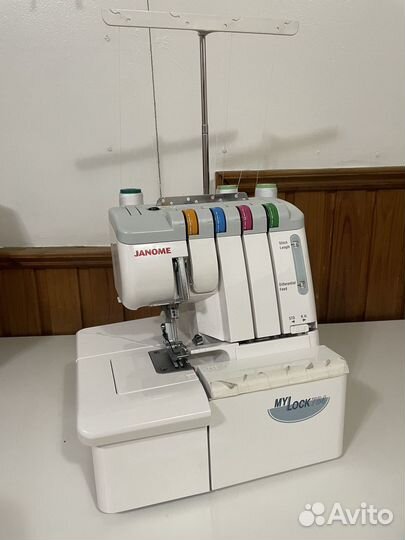 Оверлок бытовой Janome 784