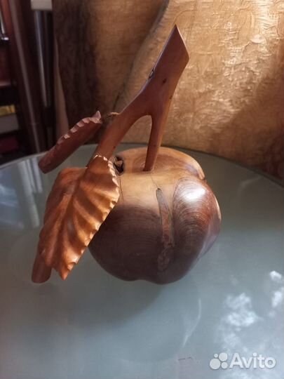 Большое деревянное яблоко