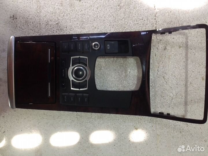 Средняя консоль красный орех на Ауди А8 Д3