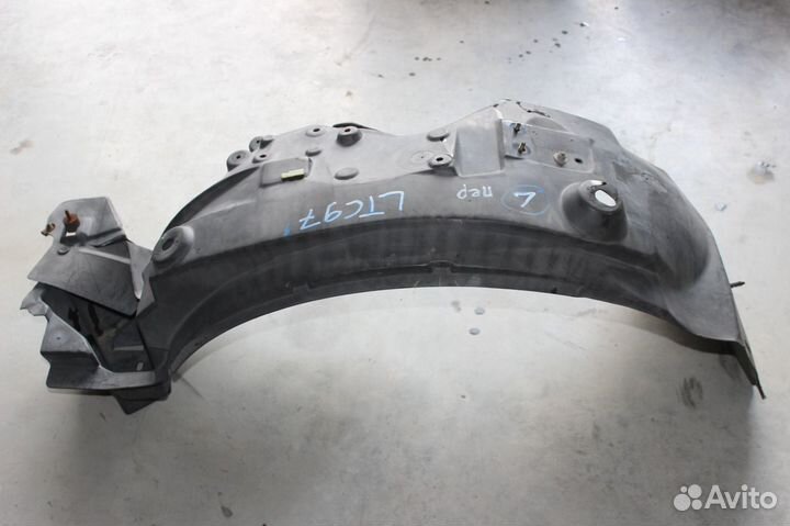 Подкрылок передний левый Lincoln Town Car 2 97г