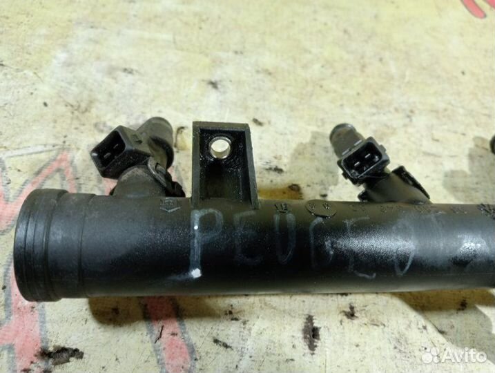 Топливная рампа с форсунками Peugeot 406 седан 1.8