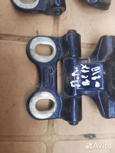 Петли передней левой двери на mercedes-benz