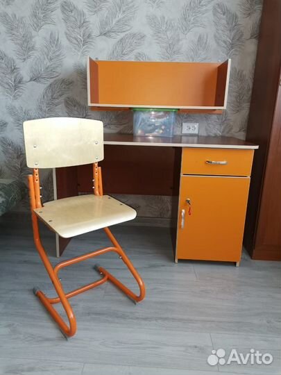 Письменный стол, полка, стул