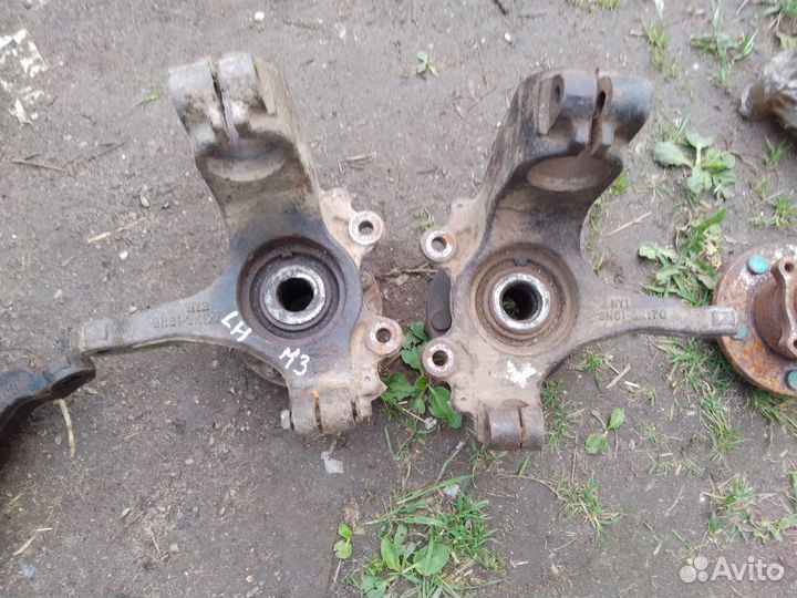 Кулак левый Mazda 3 2002-05 1.6L под болт