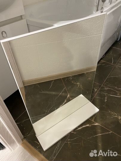 Зеркало в ванную с полочкой