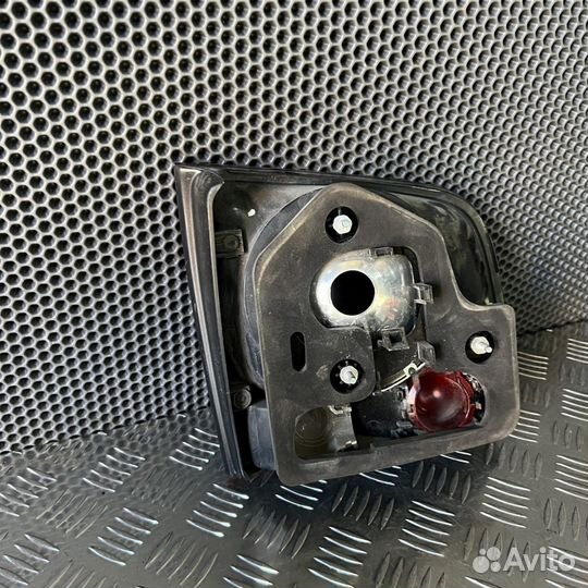 Фонарь задний внутренний правый Volkswagen Touareg