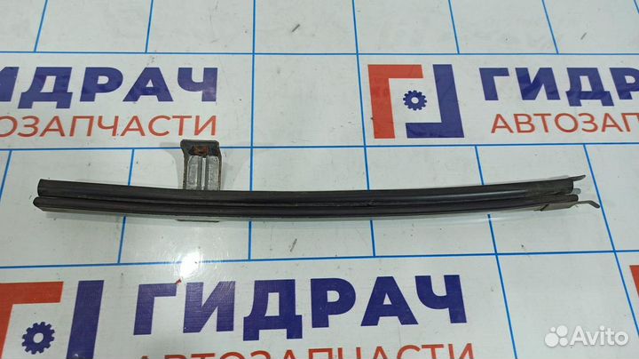 Направляющая стекла двери передней правой Nissan T