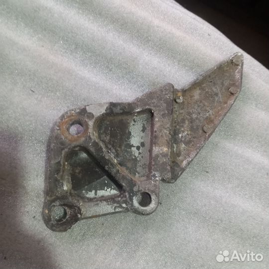 Кронштейн левый передний Kawasaki ZZR400/600-1