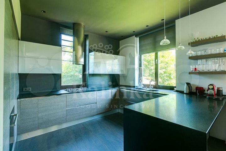 Дом 400 м² на участке 18 сот.