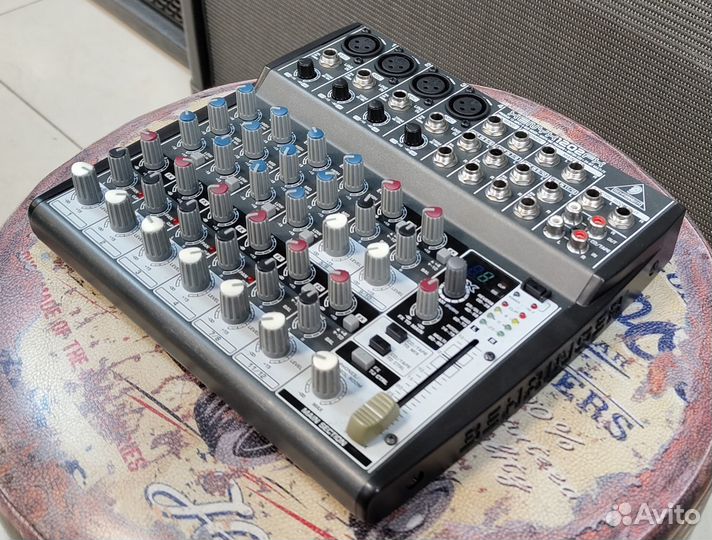 Микшерный пульт с эффектами Behringer 1202FX