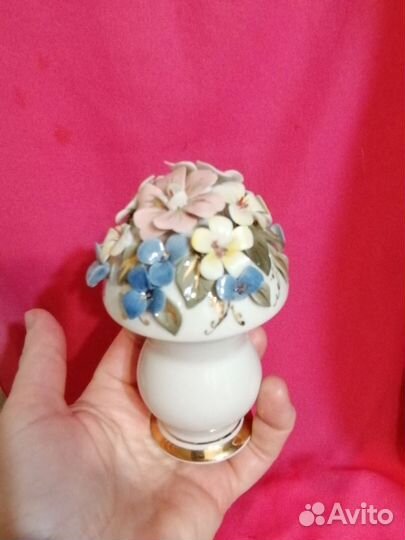 Фарфоровая статуэтка