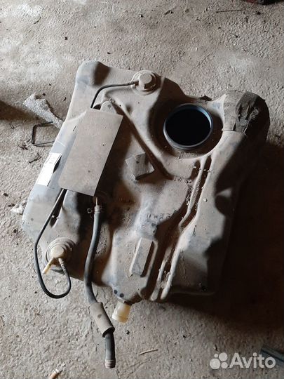 Бензобак,топливный бак на Мазда 3 бк,Mazda 3 BK