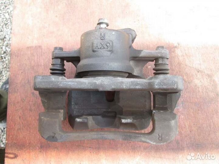 Суппорт передний правый Toyota Corolla Fielder