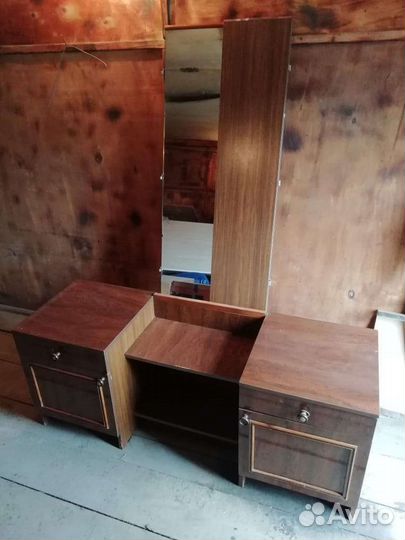 Трюмо с зеркалом