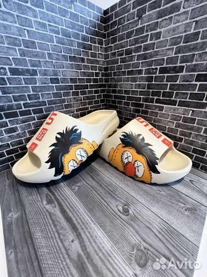 Тапки adidas yeezy slide x-kaws