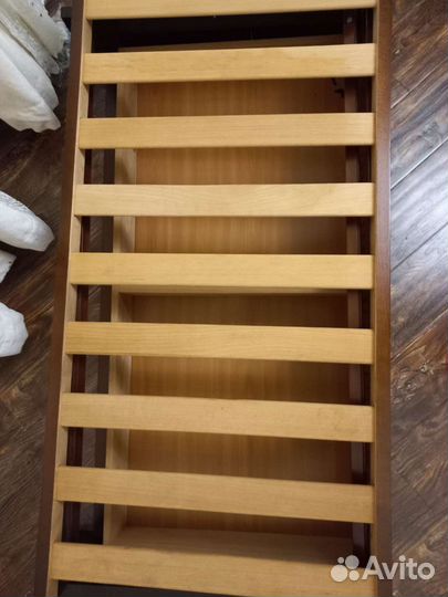 Детская кроватка с маятником и ящиком